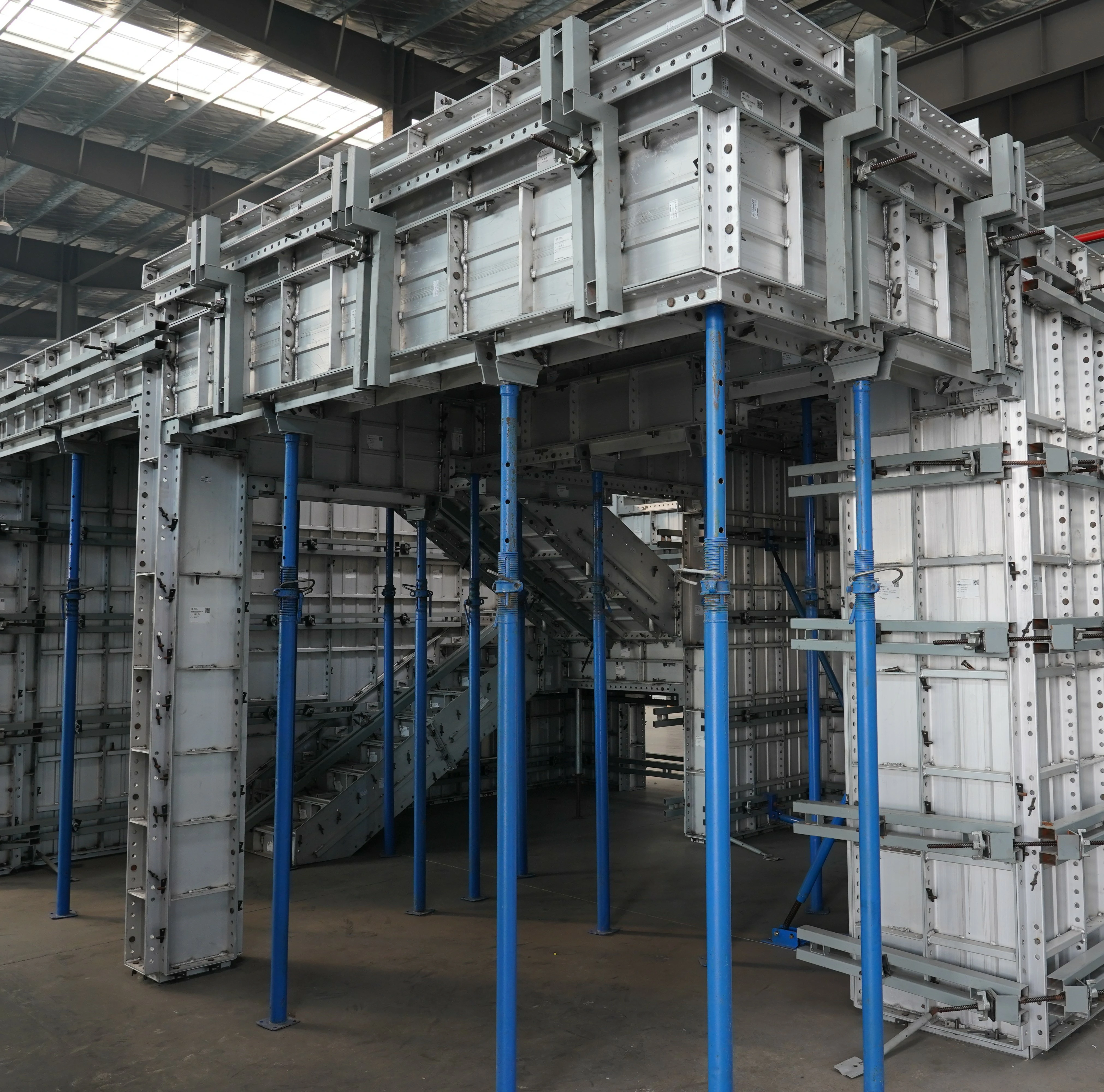 Primera instalación de prueba sobre un encofrado de aluminio