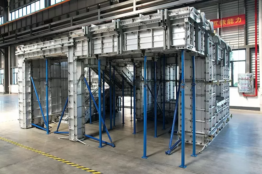 Por qué los sistemas de encofrado de aluminio fallan sin los accesorios adecuados