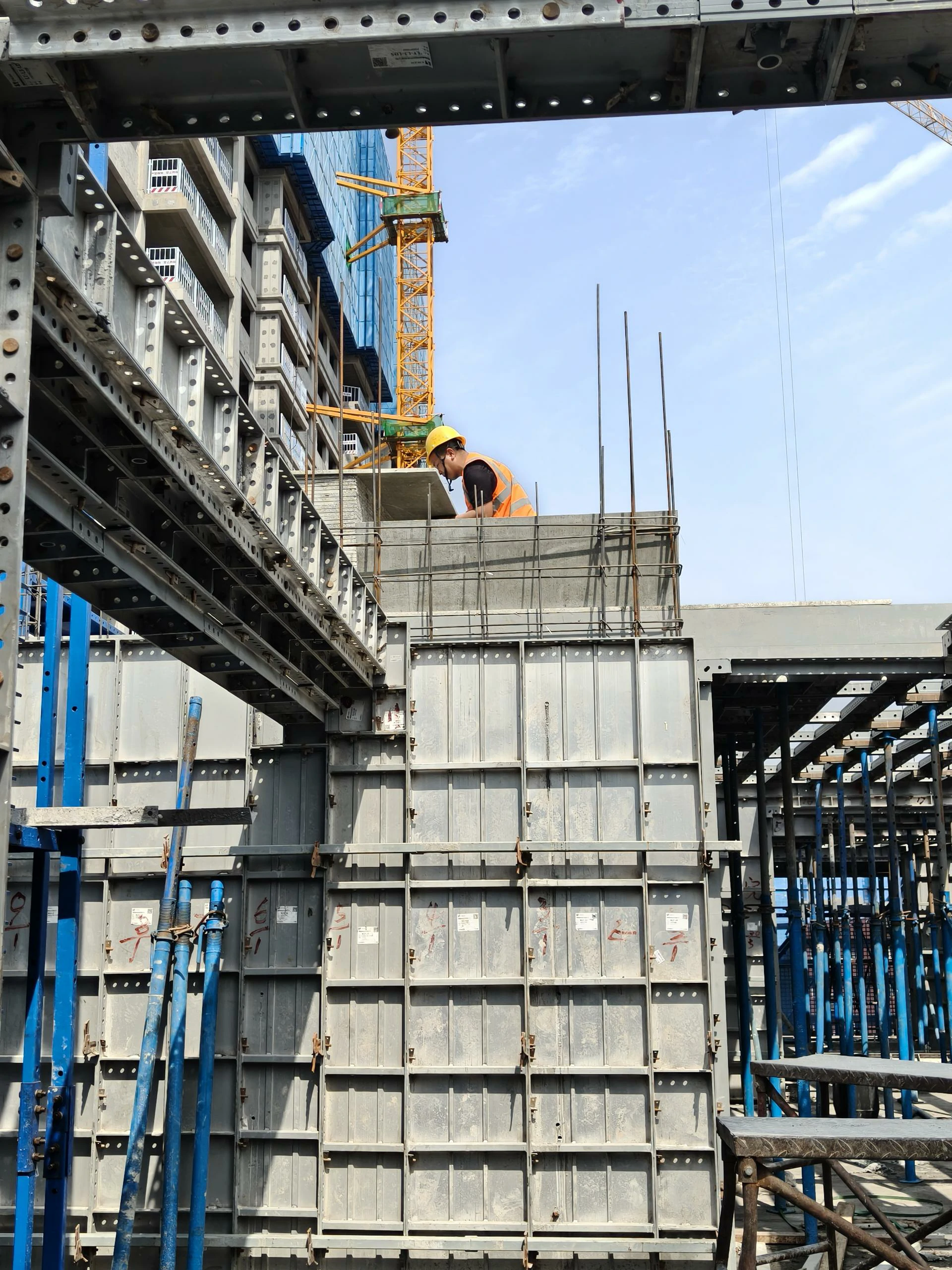 Sitio de instalación de encofrado de aluminio CIEZN