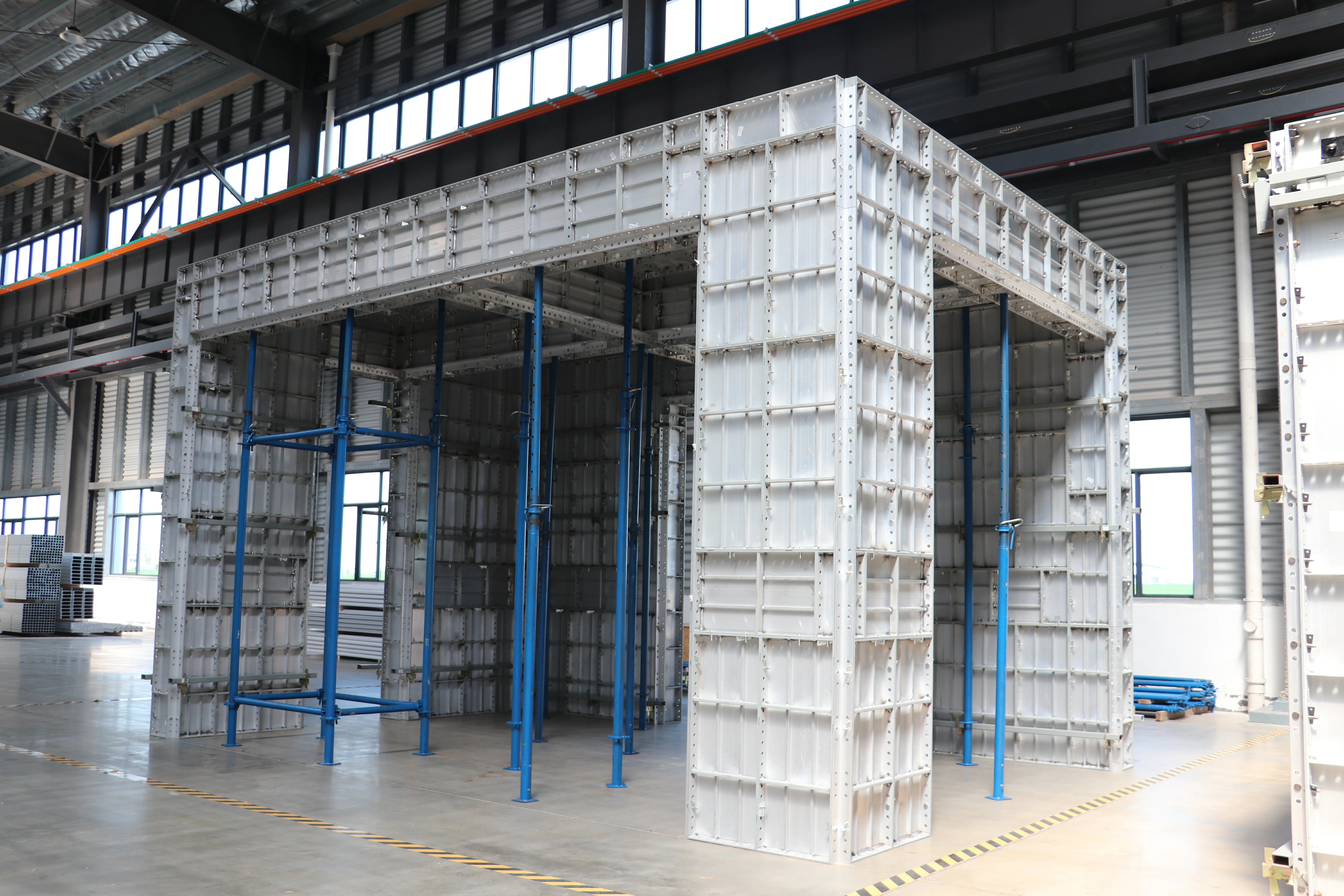Instalación de paneles K de encofrado de aluminio: posicionamiento del primer piso y control de juntas entre pisos